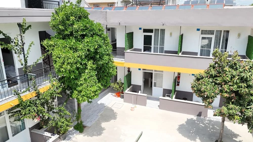 Apart Hotel, Side