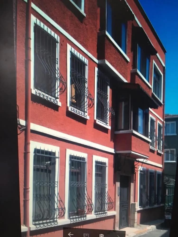 Kırmızı Ev Anıtı