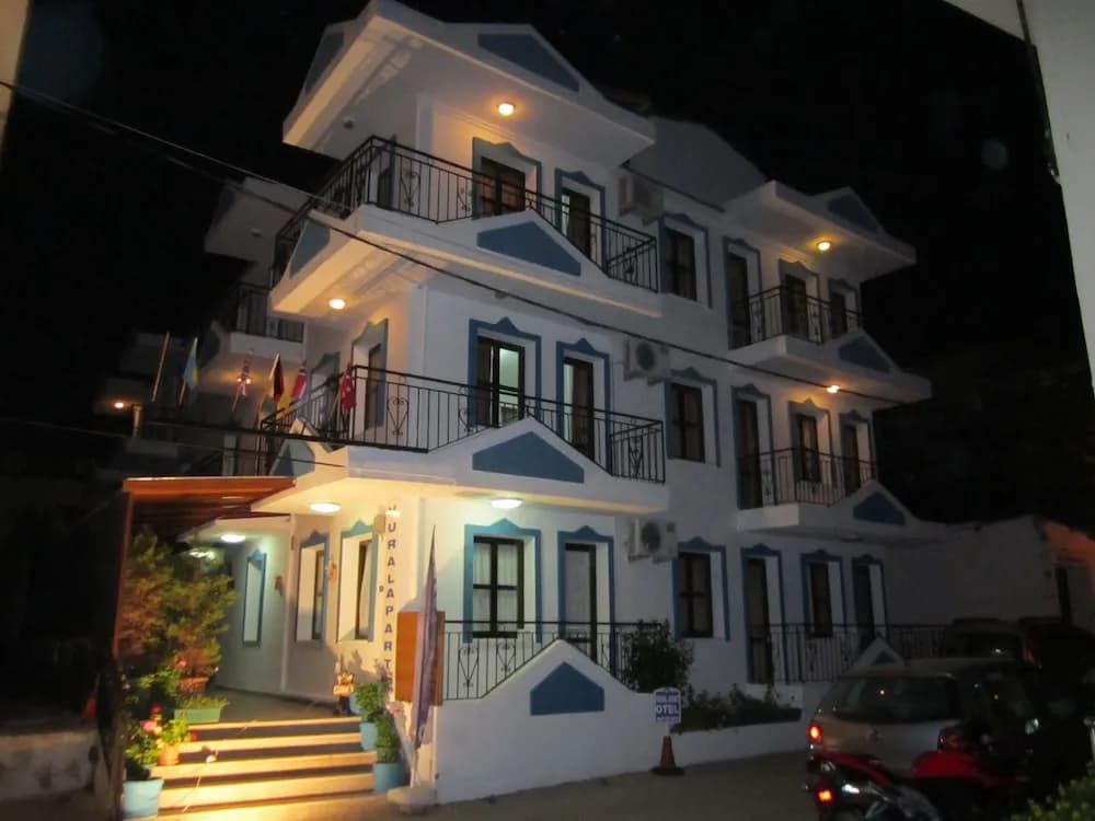 Konaklama yerinin ön cephesi - akşam/gece