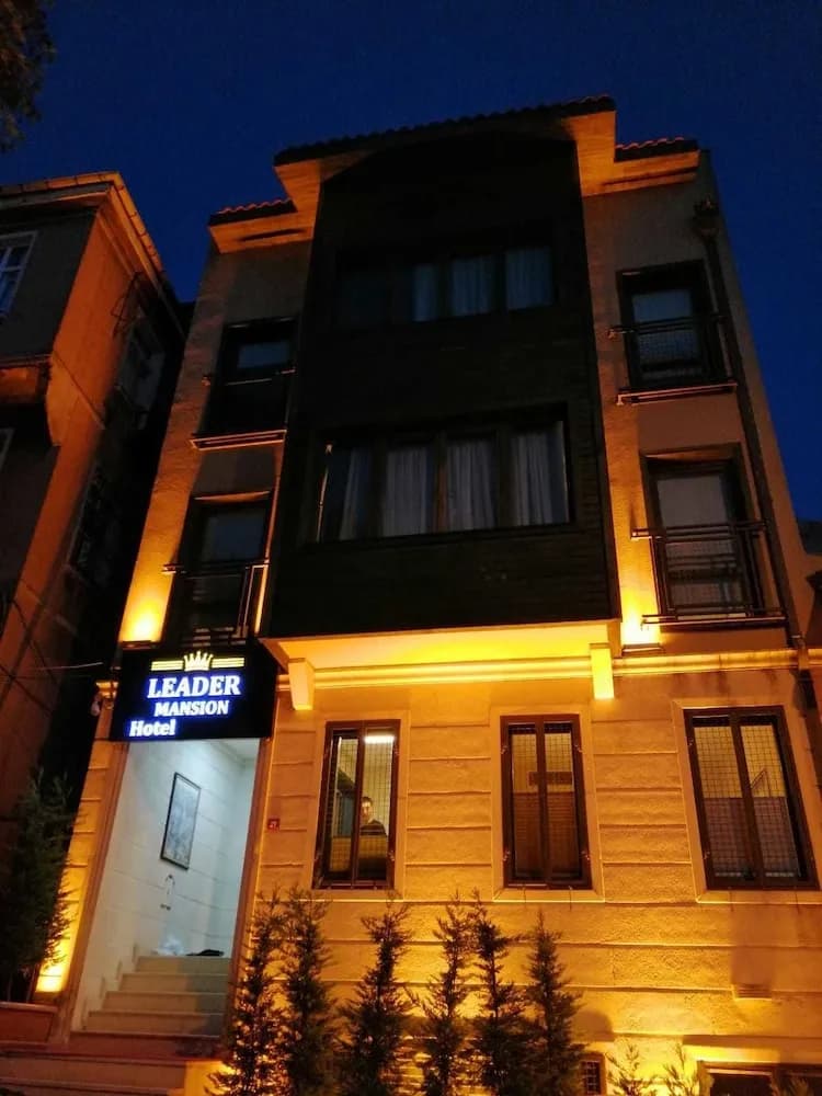 Konaklama yerinin ön cephesi - akşam/gece