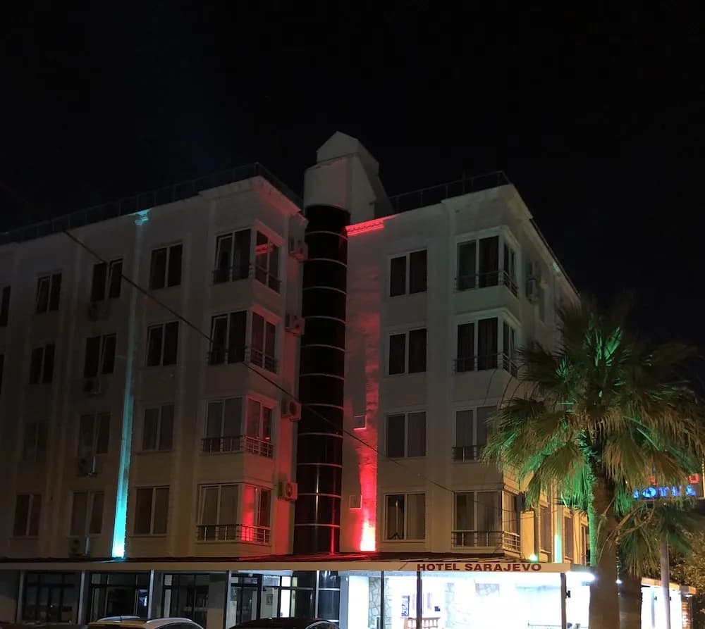 Konaklama yerinin ön cephesi - akşam/gece