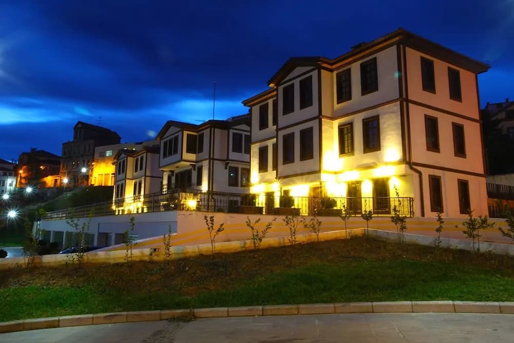 Konaklama yerinin ön cephesi - akşam/gece