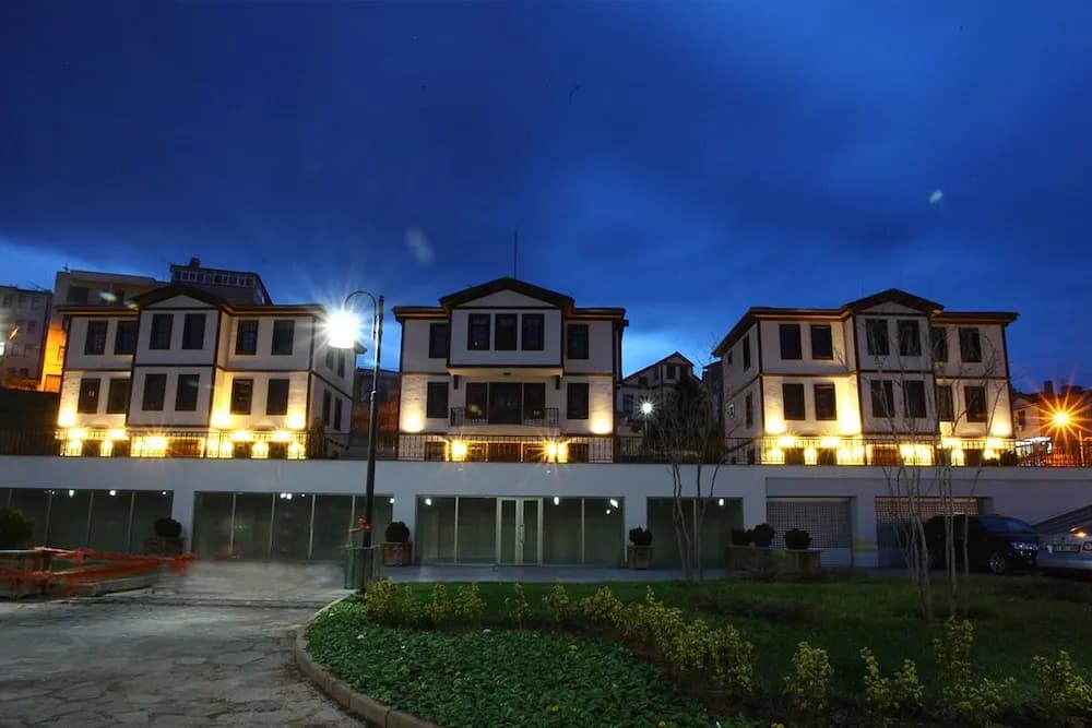 Konaklama yerinin ön cephesi - akşam/gece