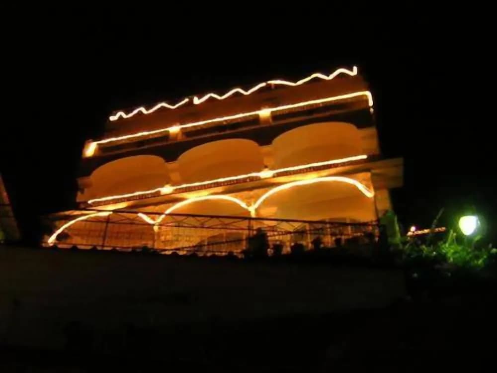 Konaklama yerinin ön cephesi