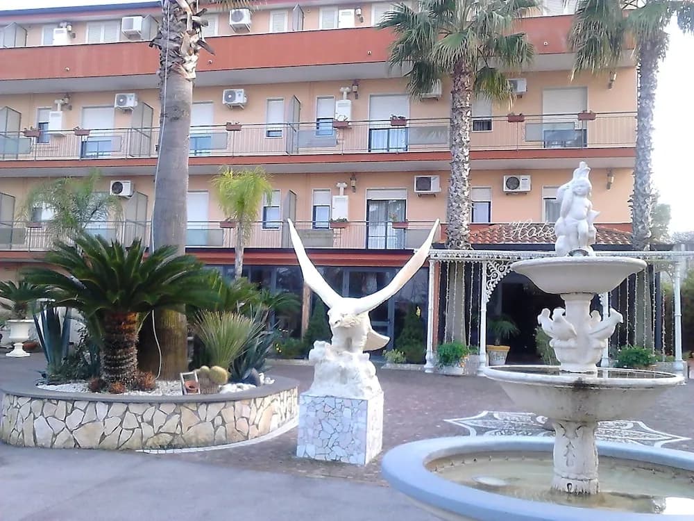 Hotel Happy Days