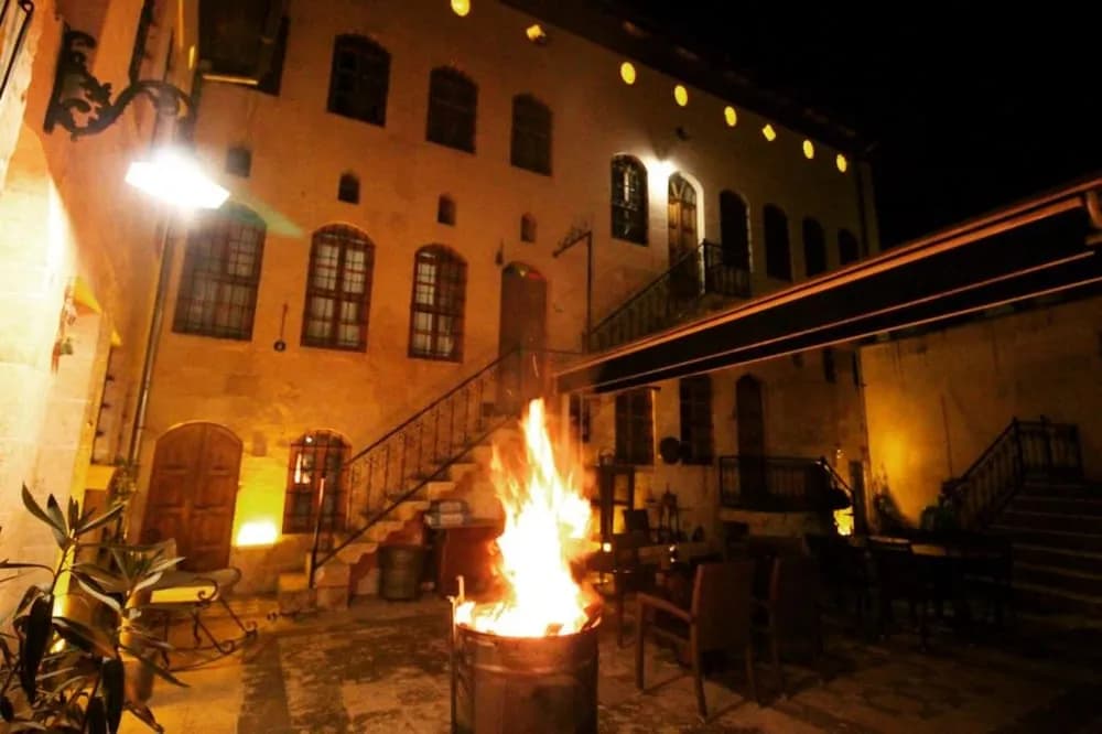 Konaklama yerinin ön cephesi - akşam/gece