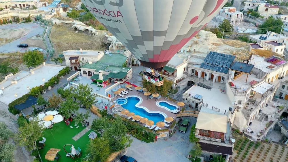Holiday Cave Hotel