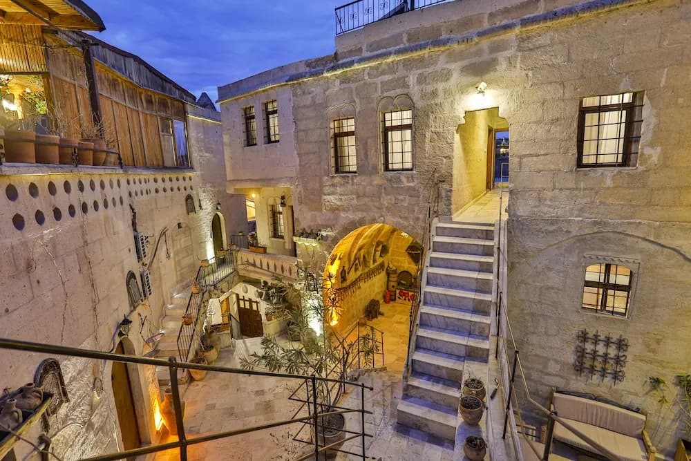 Konaklama yerinin ön cephesi - akşam/gece