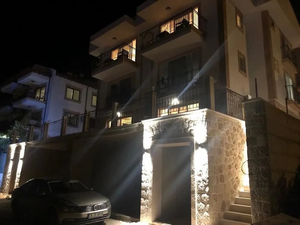 Konaklama yerinin ön cephesi - akşam/gece
