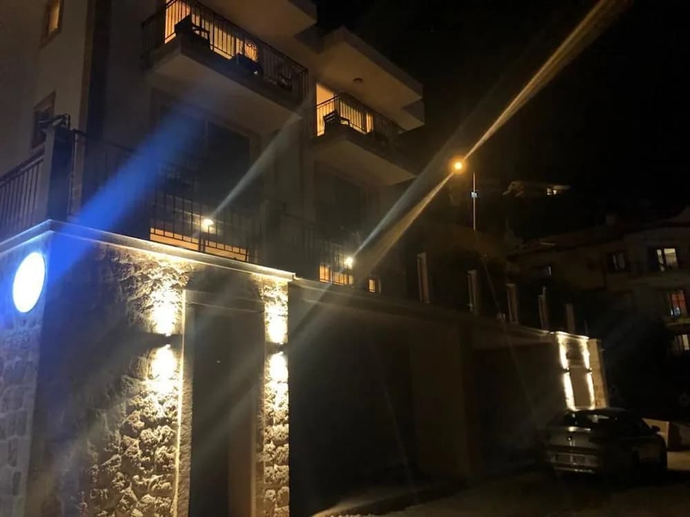 Konaklama yerinin ön cephesi - akşam/gece
