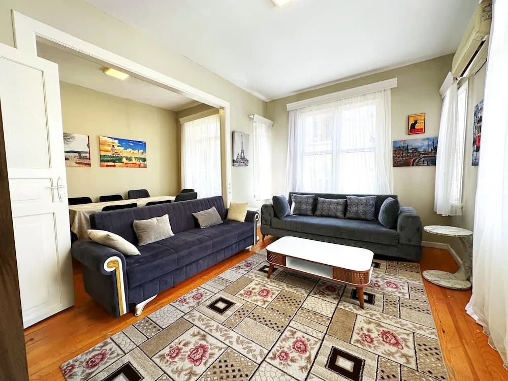 Taksim Merkezinde Büyük Temiz Ev