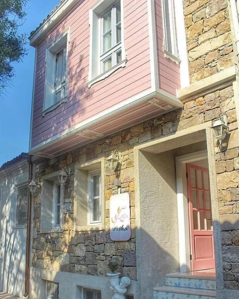 Konaklama yerinin ön cephesi