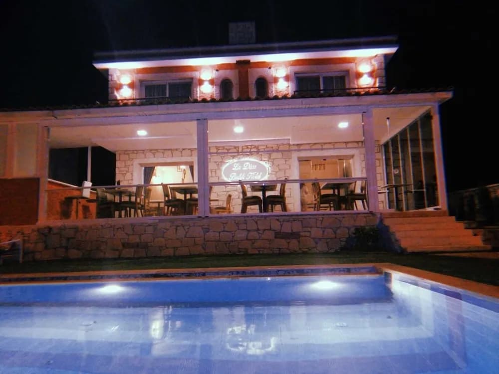 Konaklama yerinin ön cephesi - akşam/gece