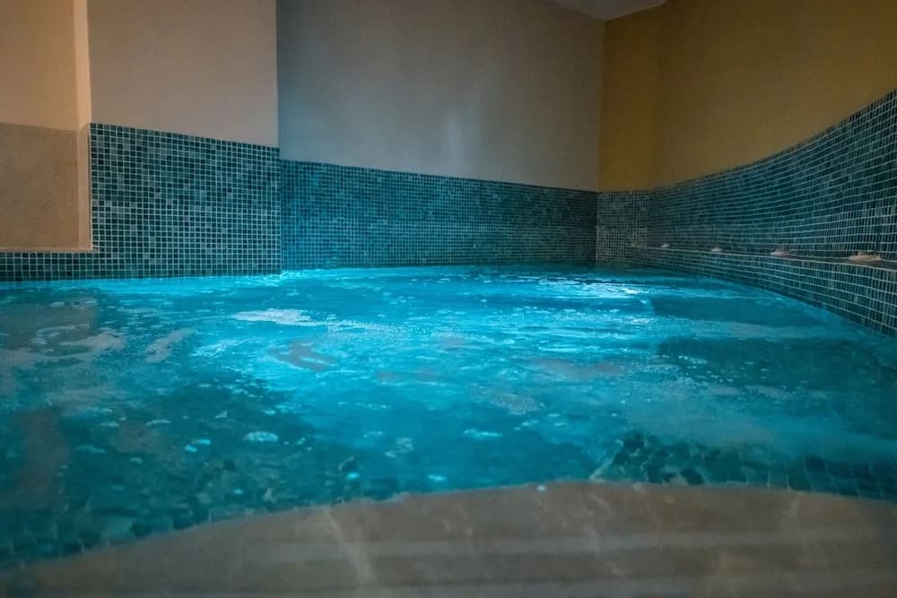 Kapalı spa küveti