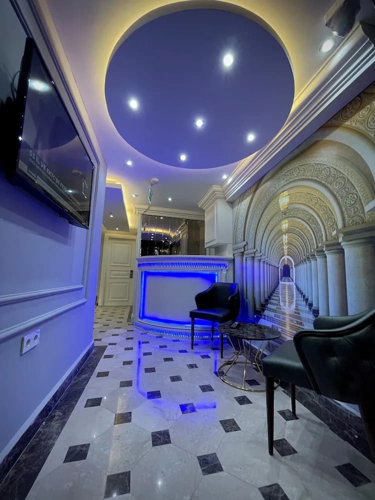 Crowned Hotel