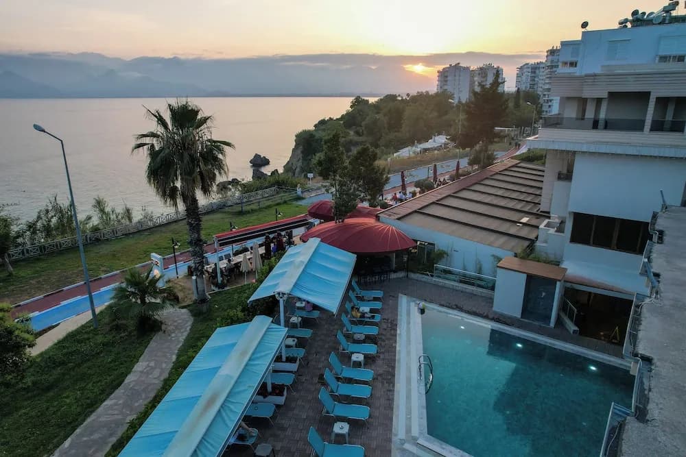 Tema 242 Hotel