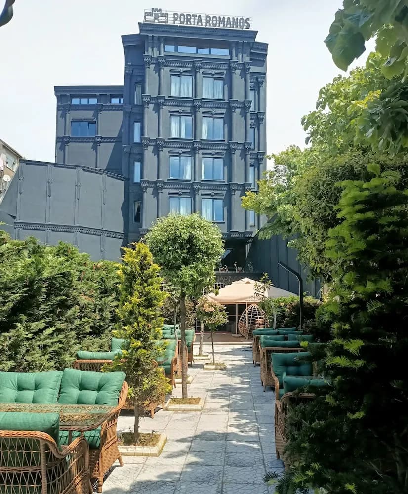 Porta Romanos Hotel