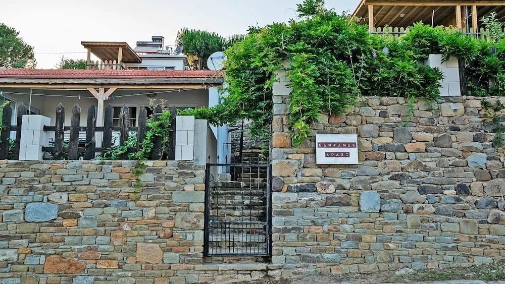 Kahraman Apart