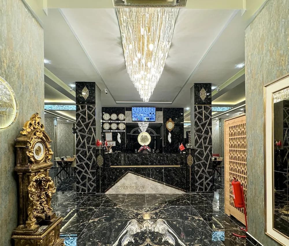 Full Moon Suit Otel
