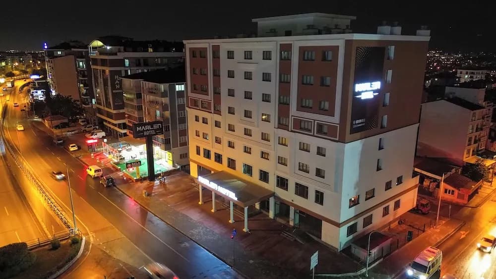 Konaklama yerinin ön cephesi - akşam/gece