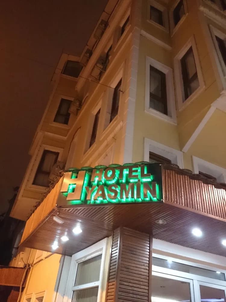 Konaklama yerinin ön cephesi - akşam/gece