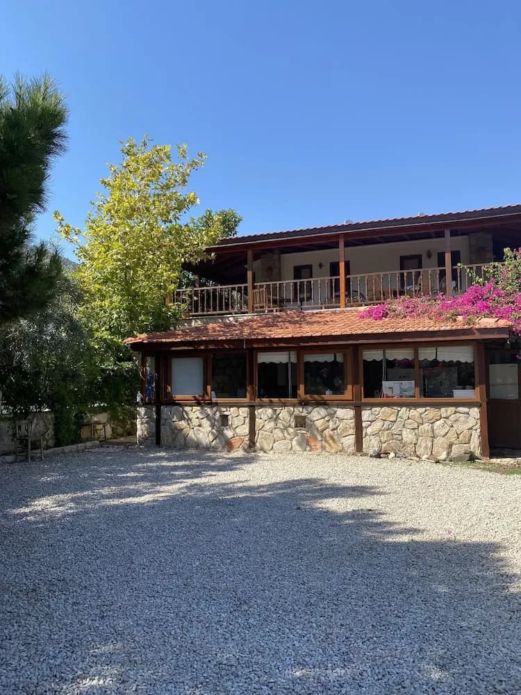 Konaklama yerinin ön cephesi