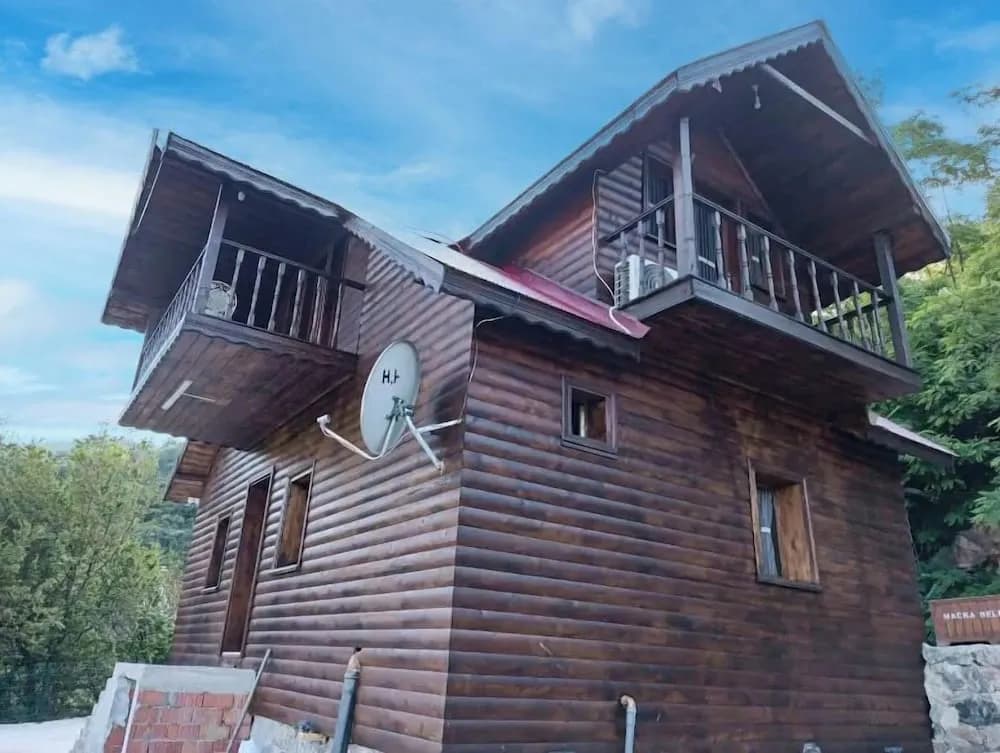 Konaklama yerinin ön cephesi