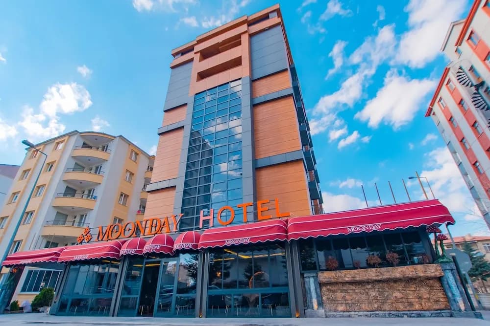 Moonday Hotel