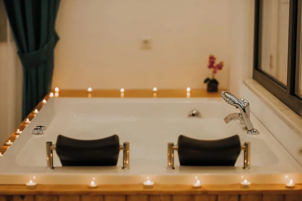 Mulberry Suit Aparts