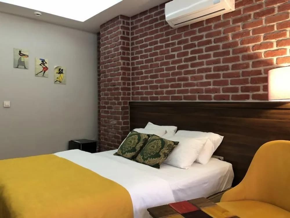 Grand Deluxe Hotel