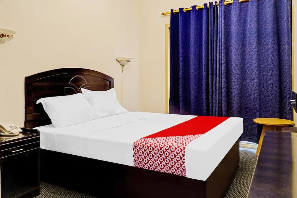 Super OYO 800 Moon Creek Hotel