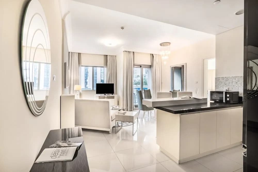 Amazing 1 BR Apartment Damac Mall Street