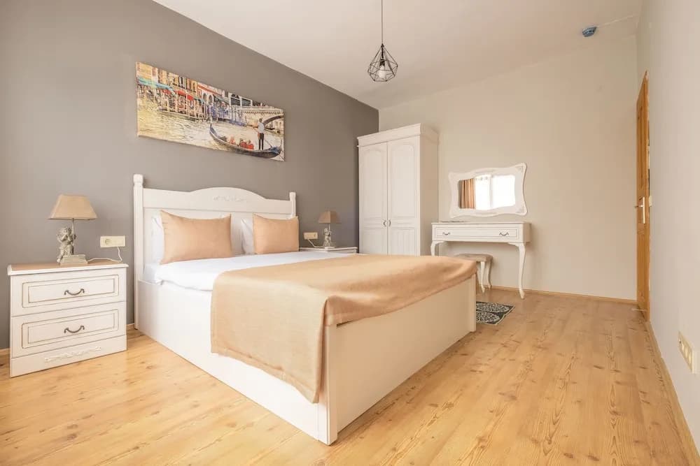 Old Town Deluxe Flats