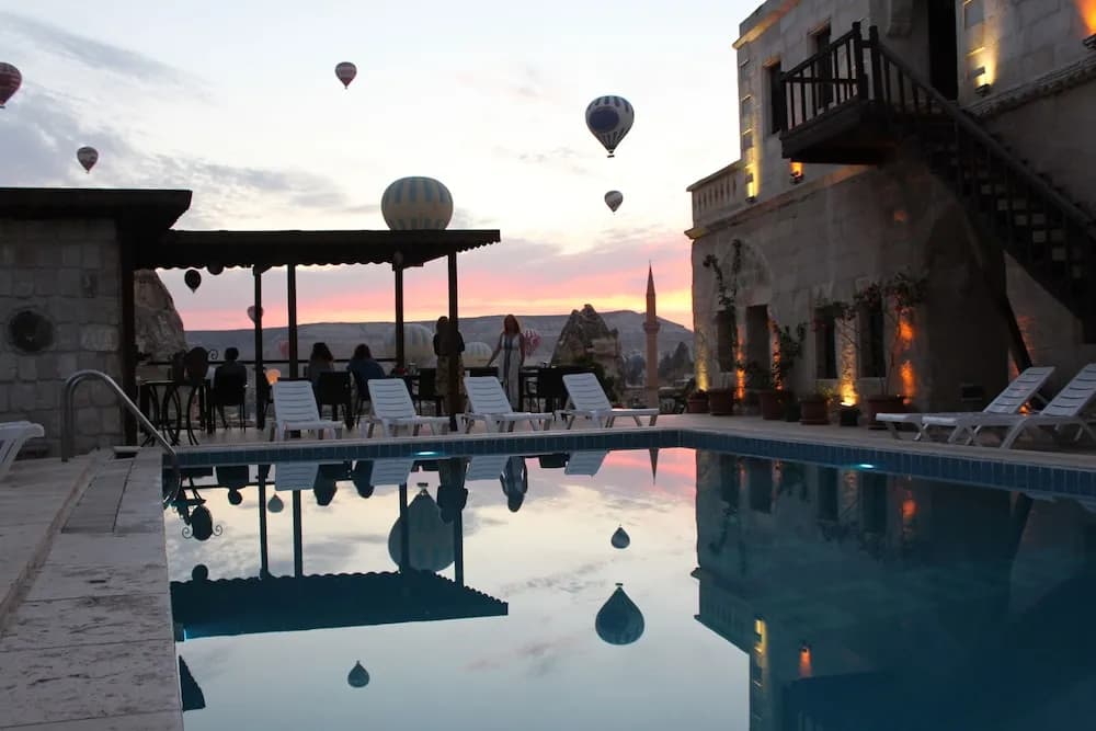 Shoestring Cave House