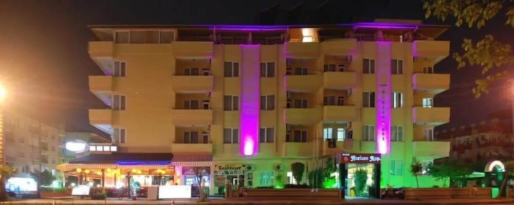 Konaklama yerinin ön cephesi - akşam/gece