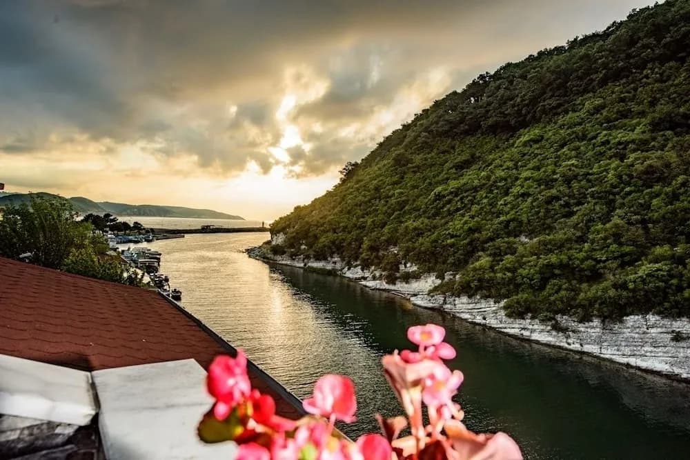 Hill River Hotel
