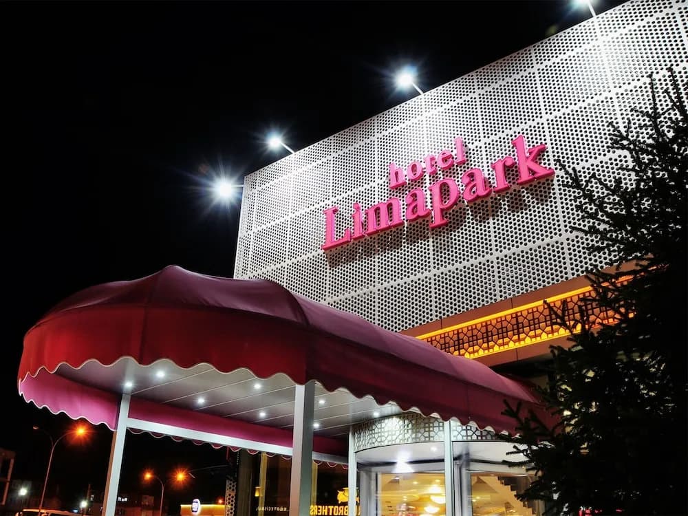 Konaklama yerinin ön cephesi - akşam/gece