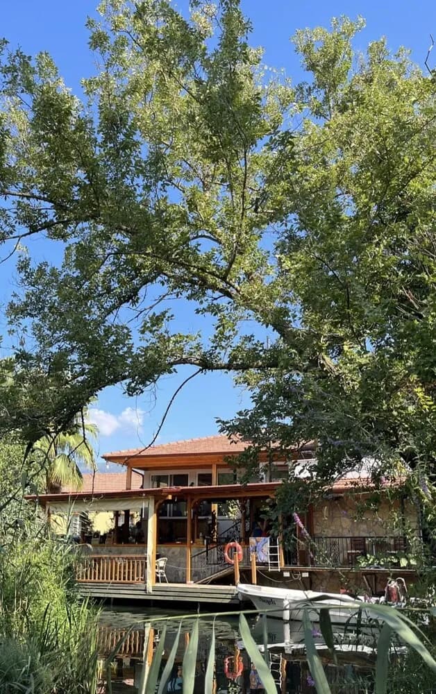 Konaklama yerinin ön cephesi