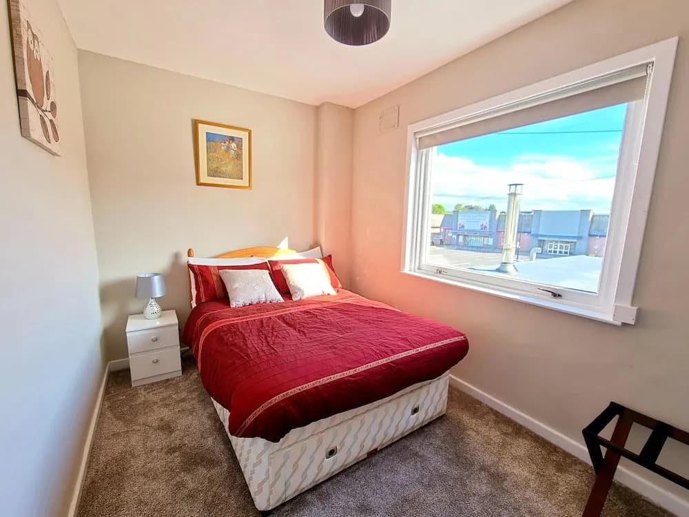 Bright 4 Bed Family Home by the Canal