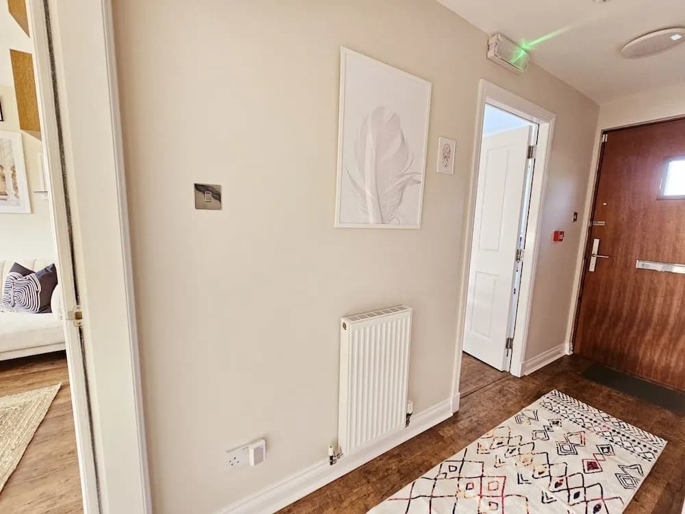 Modern 5 Bed Townhouse with Free Parking