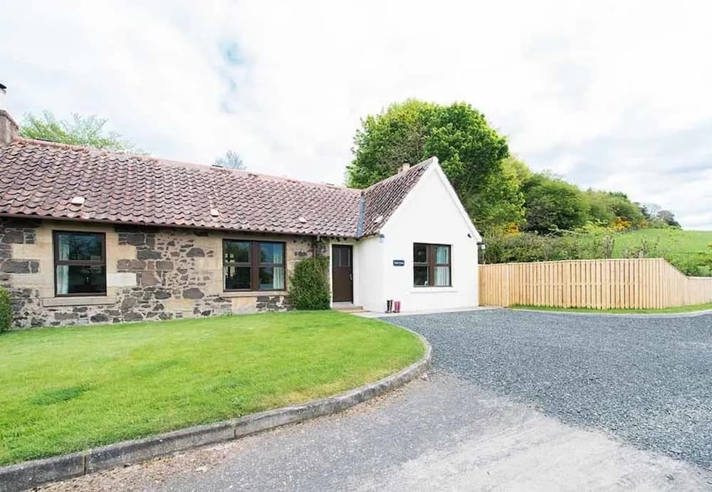 Maple Cottage With Hot Tub Near Cupar, Fife