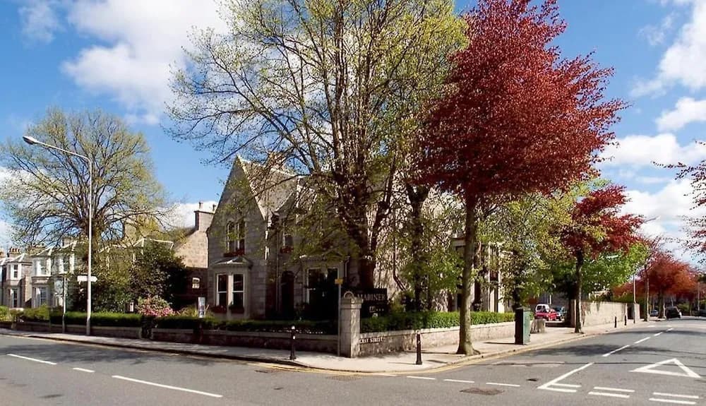 Ooters at The Mariner