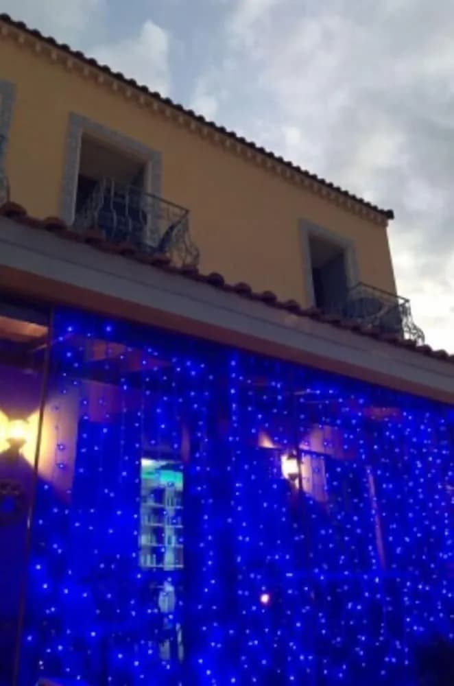 Konaklama yerinin ön cephesi - akşam/gece