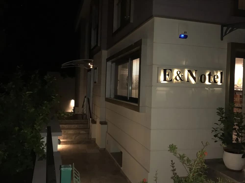 Konaklama yerinin ön cephesi - akşam/gece