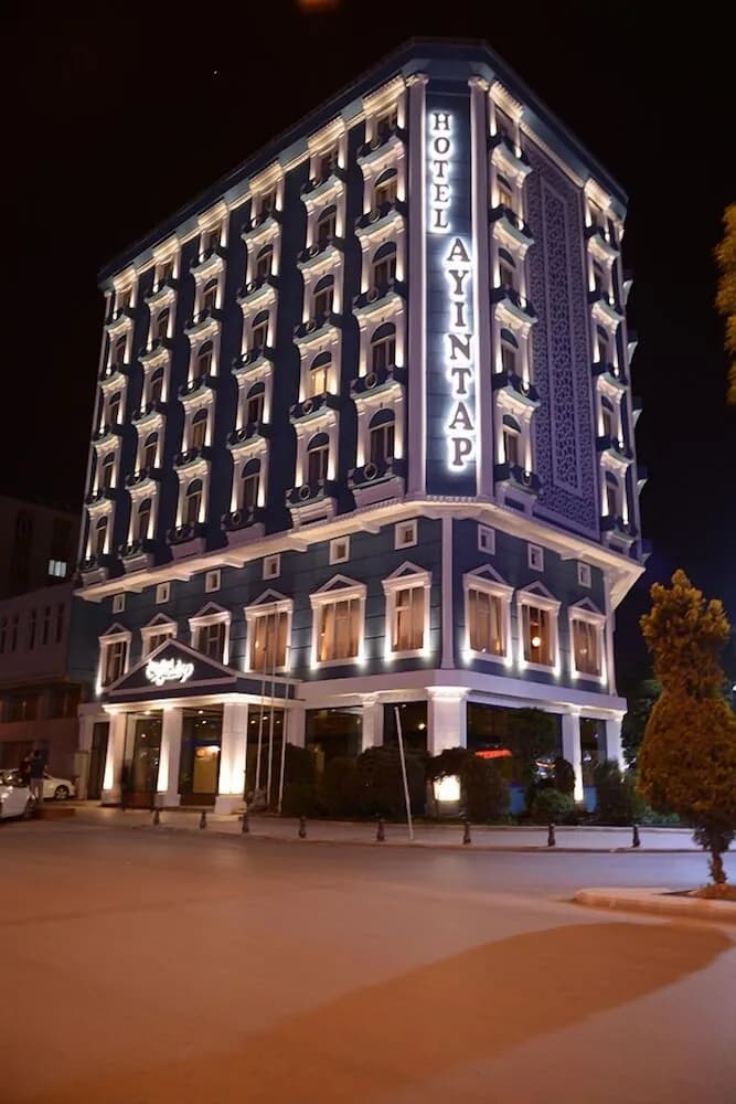 Konaklama yerinin ön cephesi - akşam/gece
