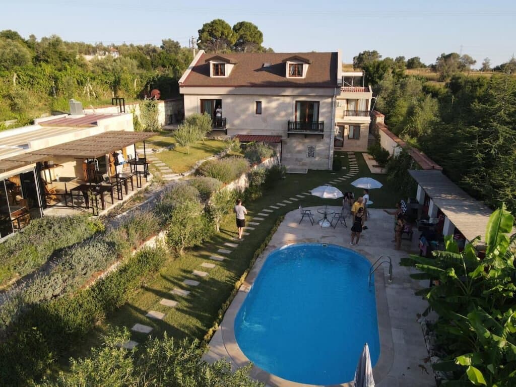 Güney Urla Suits