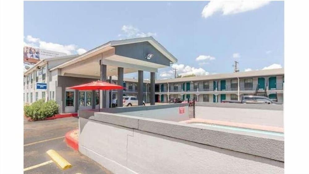 Motel 9 University-Downtown