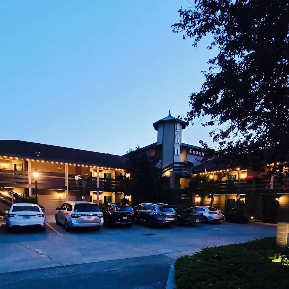 Coachman Inn & Suites