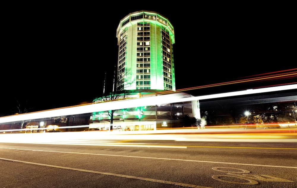 Konaklama yerinin ön cephesi - akşam/gece