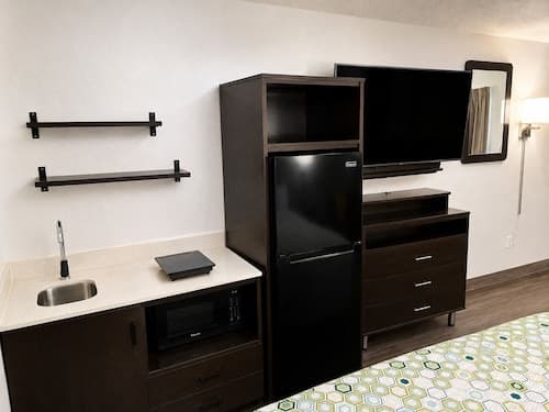 HomeTowne Studios by Red Roof Birmingham - Highway 280